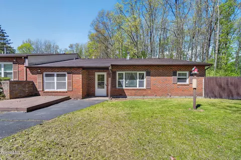 6 Deer Crk # B, Clifton Park, NY 12065