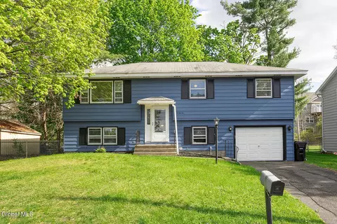 22 Hialeah Dr, Troy, NY 12182
