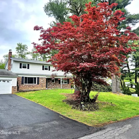 17 Cider Mill Dr, Clifton Park, NY 12065