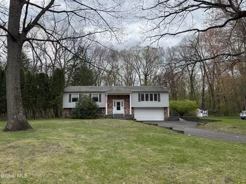 11 Acorn Ave, Clifton Park, NY 12065