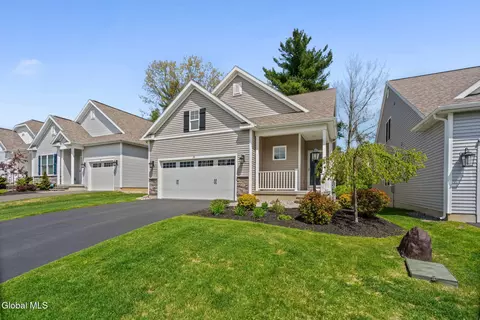15 Bradley Cir, Halfmoon, NY 12065