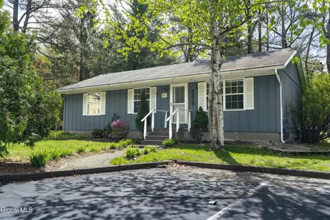 29 Quail Ct, Saratoga Springs, NY 12866