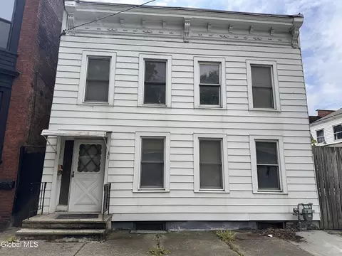 393 3rd St, Troy, NY 12180