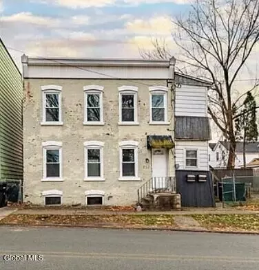 22 Cottage St, Troy, NY 12180