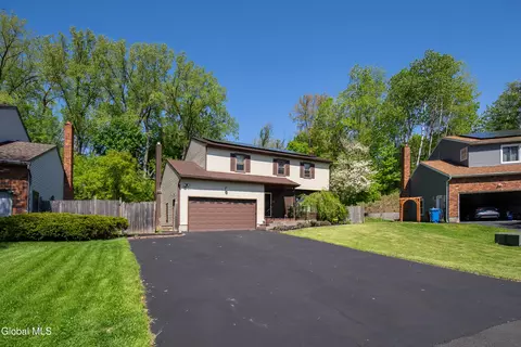 51 Aspen Cir, Albany, NY 12208