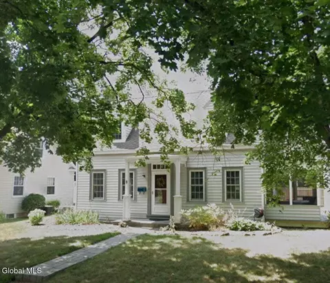 8 York Pl, Glenville, NY 12302