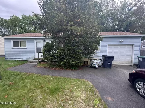 9 Mary Hadge Dr, Schenectady, NY 12309