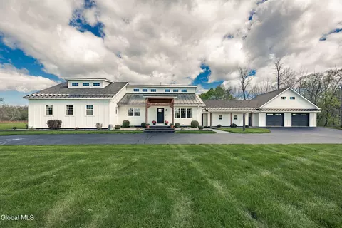 917 Mcdonald Dr, Amsterdam, NY 12070