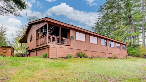 111 Algonquin Dr, Wells, NY 12190