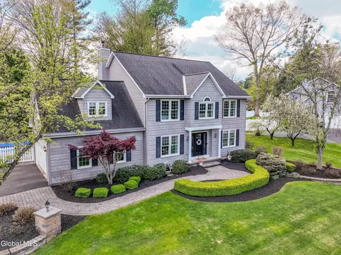 18 County Clare Ln, Niskayuna, NY 12309