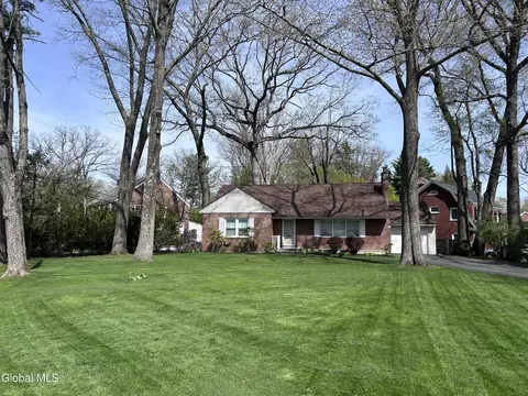 1737 Lexington Pkwy, Niskayuna, NY 12309