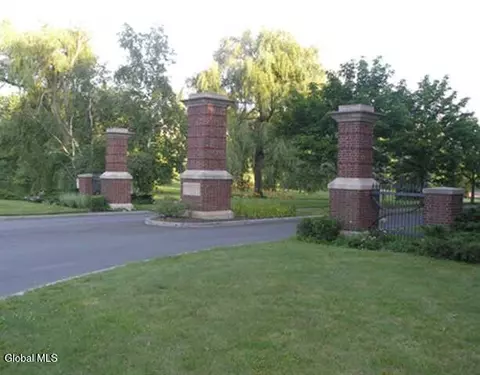15 Forest Hills Blvd, Rensselaer, NY 12144