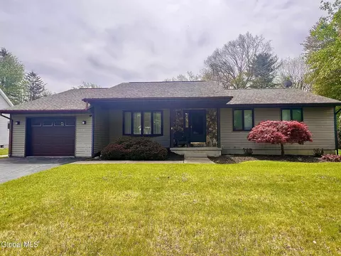 6 St Francis Ln, Schenectady, NY 12304