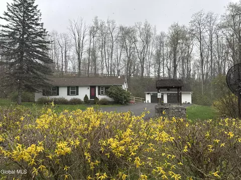 11 Kinderhook Ln, New Lebanon, NY 12125