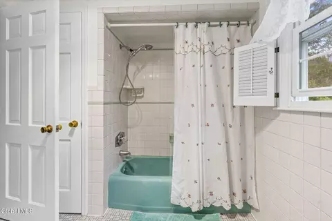 Bath - 8 Lancaster Dr, Glenville, NY 12302 photo 2 of 4
