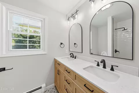 Bath - 2704 Apple Tree Ln, Castleton On Hudson, NY 12033 photo 3 of 4