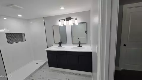 Bath - 237 Cherry St, Schenectady, NY 12306 photo 5 of 7