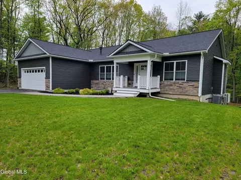 70 Smith Rd, Mechanicville, NY 12118