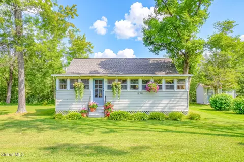 10 Dunning Rd, Malta, NY 12020