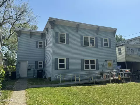 2 Mcloughlin Ln, Troy, NY 12180