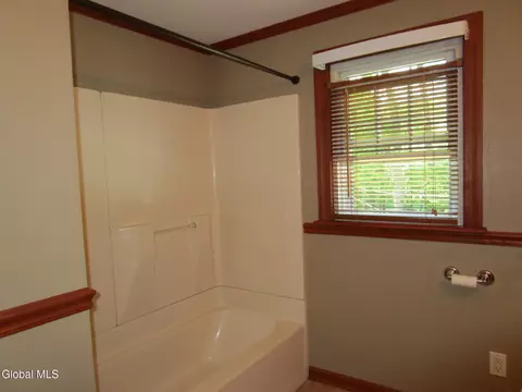 Bath - 161 Willow Ln, Glenville, NY 12302 photo 5 of 9