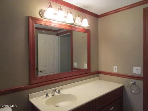 Bath - 161 Willow Ln, Glenville, NY 12302 photo 2 of 9