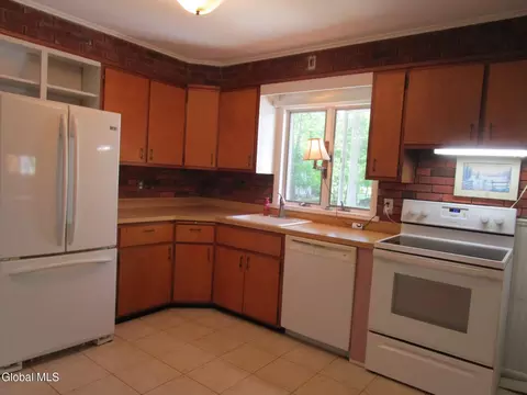 Kitchen - 161 Willow Ln, Glenville, NY 12302 photo 1 of 5