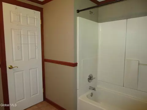 Bath - 161 Willow Ln, Glenville, NY 12302 photo 4 of 9