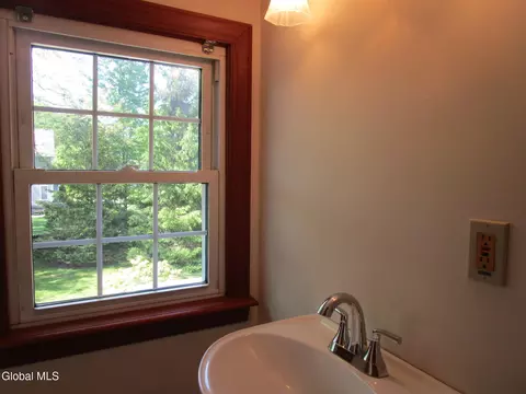 Bath - 161 Willow Ln, Glenville, NY 12302 photo 7 of 9