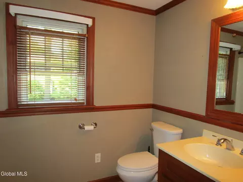 Bath - 161 Willow Ln, Glenville, NY 12302 photo 3 of 9