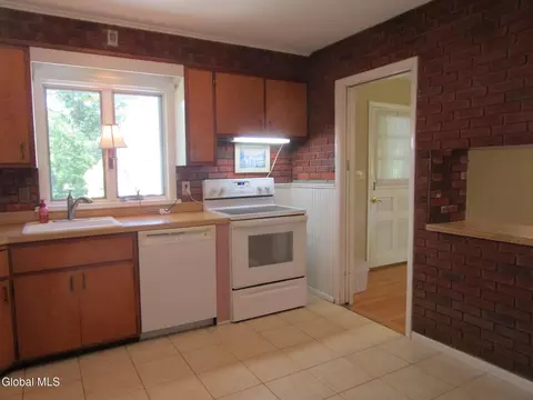 Kitchen - 161 Willow Ln, Glenville, NY 12302 photo 4 of 5