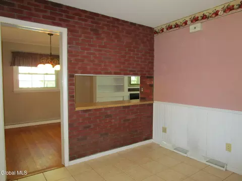 Dining - 161 Willow Ln, Glenville, NY 12302 photo 5 of 6