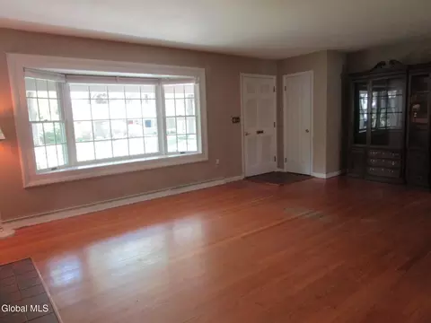 Living - 161 Willow Ln, Glenville, NY 12302 photo 4 of 7