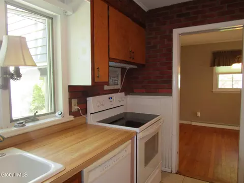 Kitchen - 161 Willow Ln, Glenville, NY 12302 photo 2 of 5