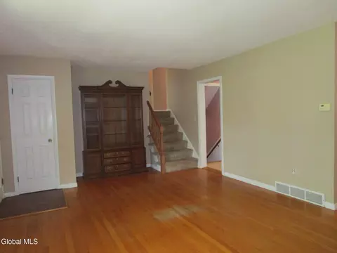 Living - 161 Willow Ln, Glenville, NY 12302 photo 5 of 7