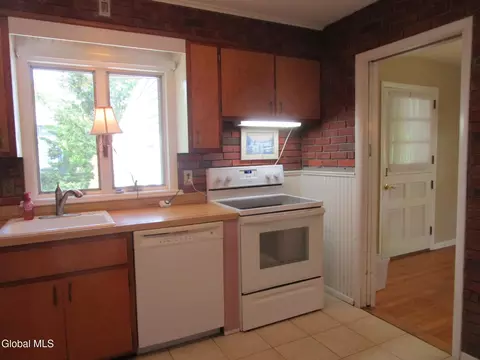 Kitchen - 161 Willow Ln, Glenville, NY 12302 photo 3 of 5