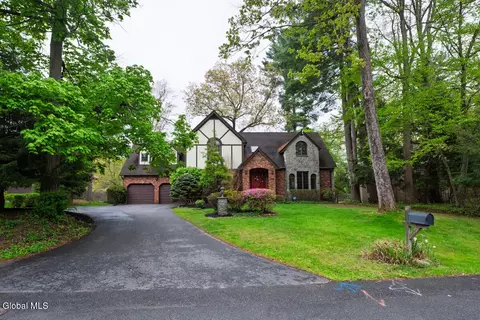 482 Spring Hollow Ct, Albany, NY 12203