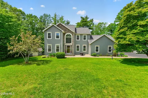 11 Pineview Ln, East Greenbush, NY 12061
