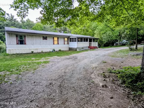 98 Primrose Ln, Earlton, NY 12058