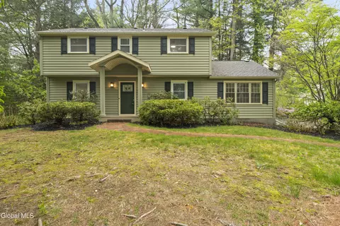 17 Belmonte Ln, Clifton Park, NY 12065