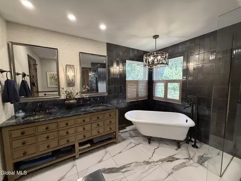 Bath - 164 Kennewyck Cir, Slingerlands, NY 12159 photo 4 of 13