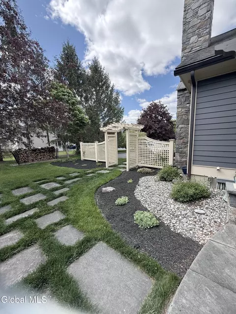 Exterior - 164 Kennewyck Cir, Slingerlands, NY 12159 photo 12 of 18