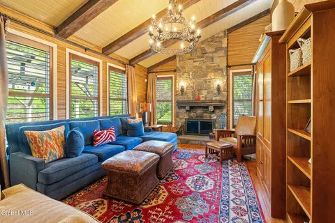 Living - 164 Kennewyck Cir, Slingerlands, NY 12159 photo 1 of 3