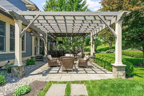 Exterior - 164 Kennewyck Cir, Slingerlands, NY 12159 photo 5 of 18