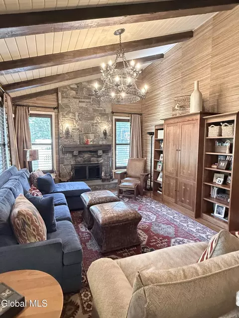 Living - 164 Kennewyck Cir, Slingerlands, NY 12159 photo 3 of 3