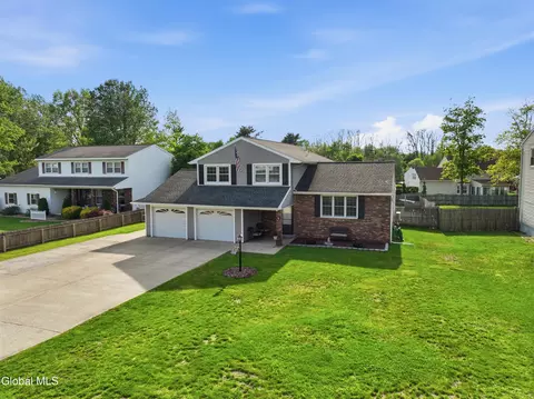 32 Willoughby Dr, Albany, NY 12205