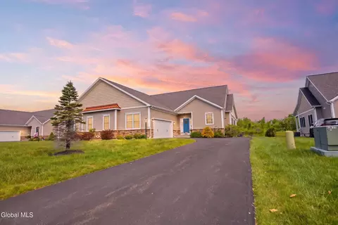 13 Elena Ct, Mechanicville, NY 12118
