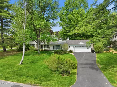 60 Thorndale Rd, Slingerlands, NY 12159