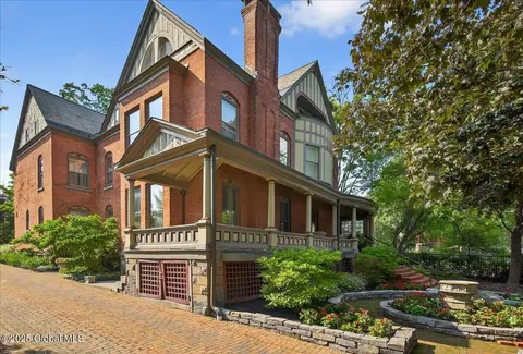 605 N Broadway, Saratoga Springs, NY 12866