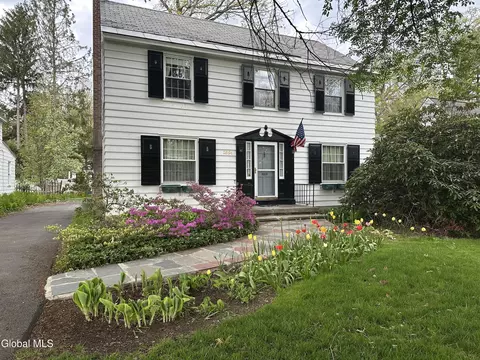 1555 Dean St, Niskayuna, NY 12309